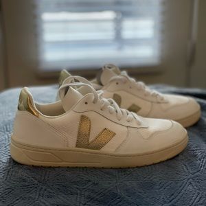 Veja v-10, metallic gold, EUR 38/US 7